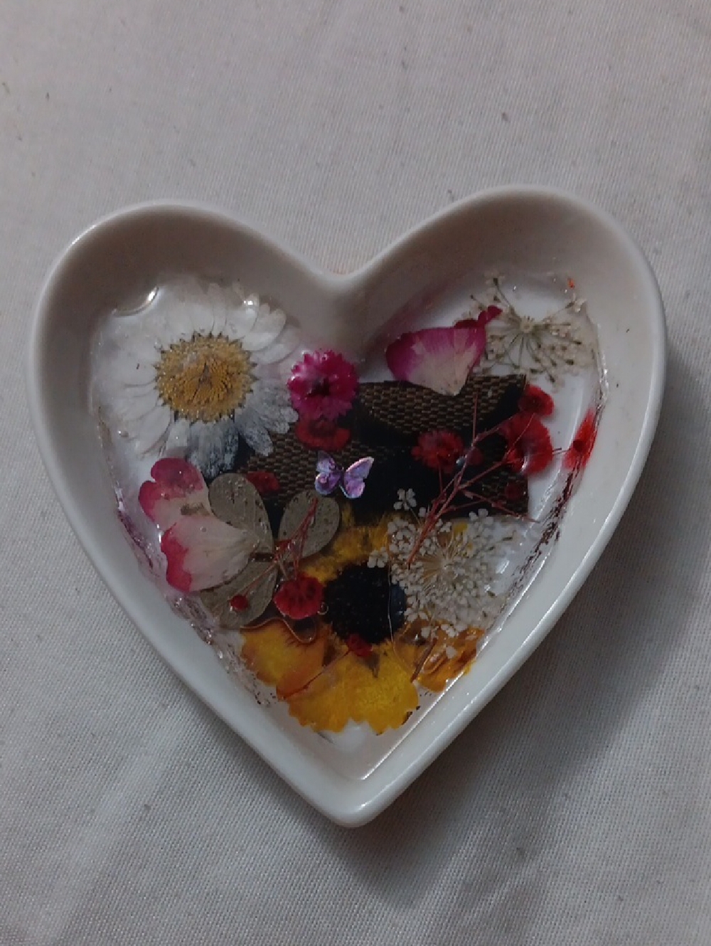 #BB White Heart-Shaped Resin Floral Accent Dish with Multicolor Pressed Flowers